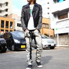 画像2: 【Wiz&Witch】-Planet Label- "W" STUDS BLEACH PANTS (2)