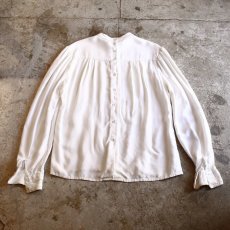 画像2: EMBROIDERY BACK BUTTON BLOUSE / Ladies S (2)