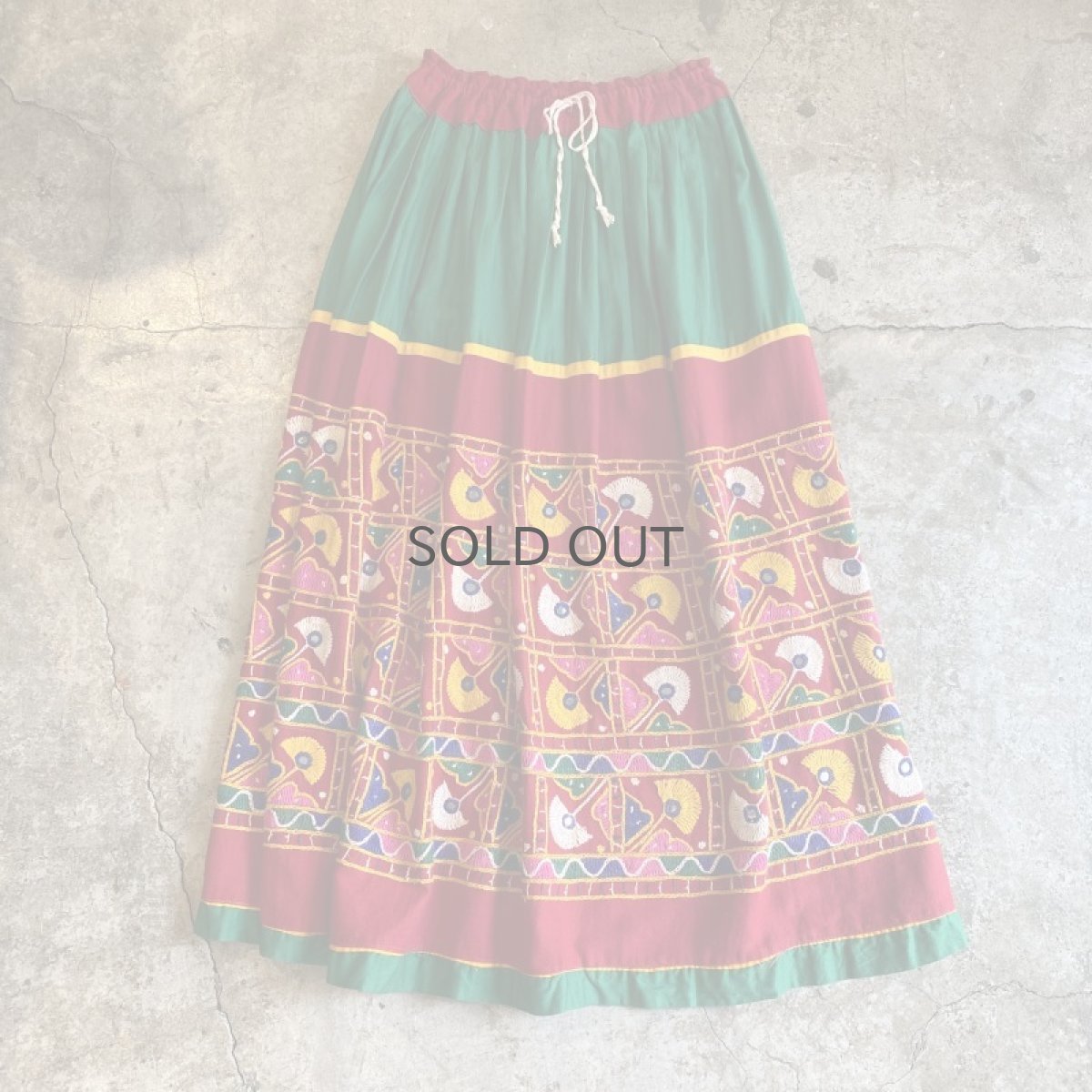 画像1: OLD EMBROIDERY NATIVE TIERED SKIRT / FREE (1)