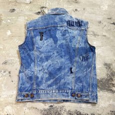 画像2: 【LEVI'S】CUSTOM PATCH & STUDS DENIM VEST / Mens L (2)