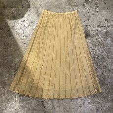 画像2: SHINY GOLD COLOR PLEATED FLARE SKIRT / W26 (2)