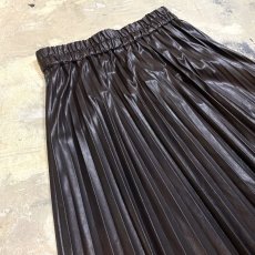 画像9: FAUX LEATHER DARK BROWN COLOR PLEATED SKIRT / W26~W35 (9)