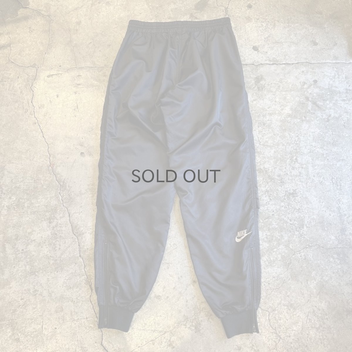 画像2: 【NIKE】POINT EMBROIDERY DESIGN NYLON JOGGER PANTS / W25~W33 (2)