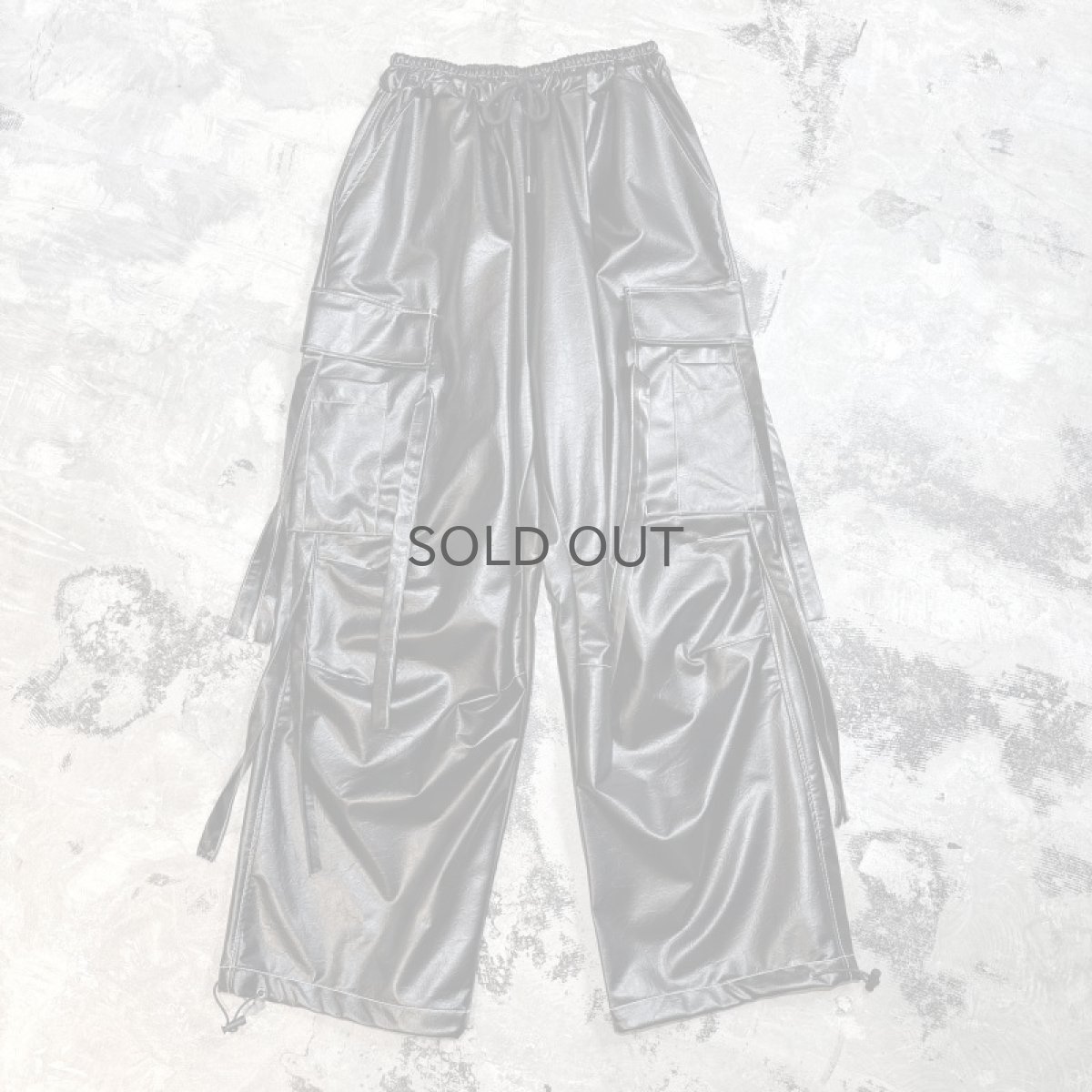 画像1: 【WONDERGROUND】FAUX PATENT LEATHER CARGO PANTS / OS (1)