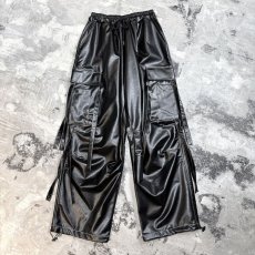 画像1: 【WONDERGROUND】FAUX PATENT LEATHER CARGO PANTS / OS (1)