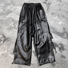 画像2: 【WONDERGROUND】FAUX PATENT LEATHER CARGO PANTS / OS (2)