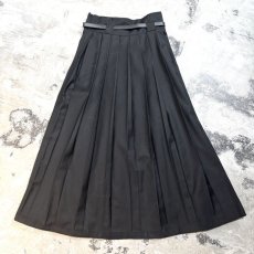 画像2: 【WONDERGROUND】PLEATED WITH BELT SKIRT / OS (2)