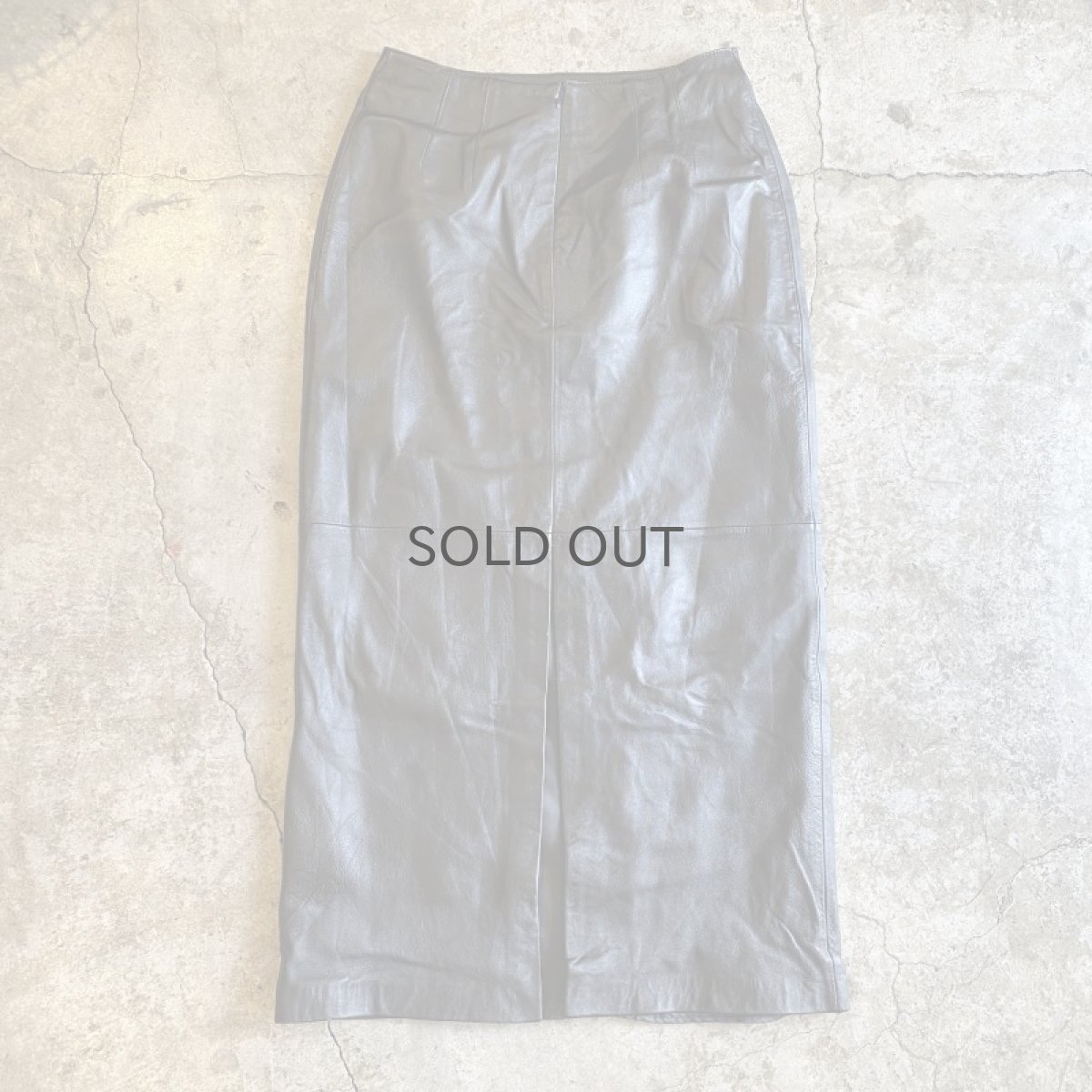 画像2: LEATHER BLACK COLOR BACK SLIT SKIRT / W28 (2)