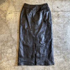 画像2: LEATHER BLACK COLOR BACK SLIT SKIRT / W28 (2)