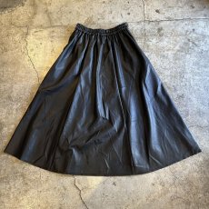 画像2: BLACK COLOR FAUX LEATHER FLARE DESIGN SKIRT / W25~W29 (2)