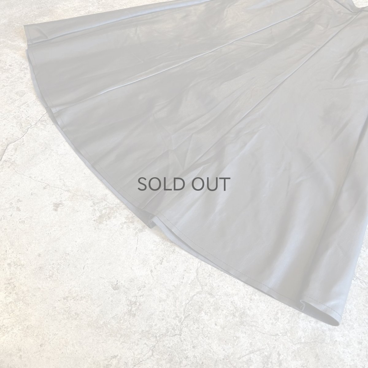 画像4: BLACK COLOR FAUX LEATHER FLARE DESIGN SKIRT / W25~W29 (4)