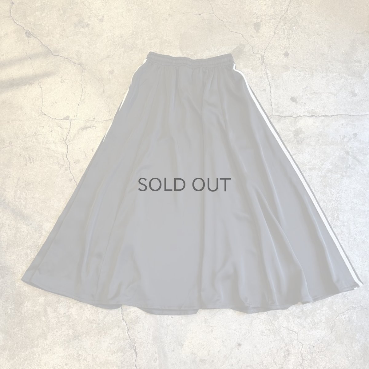 画像2: 【adidas】SIDE 3 LINE DESIGN FLARE LONG SKIRT / W25~W32 (2)