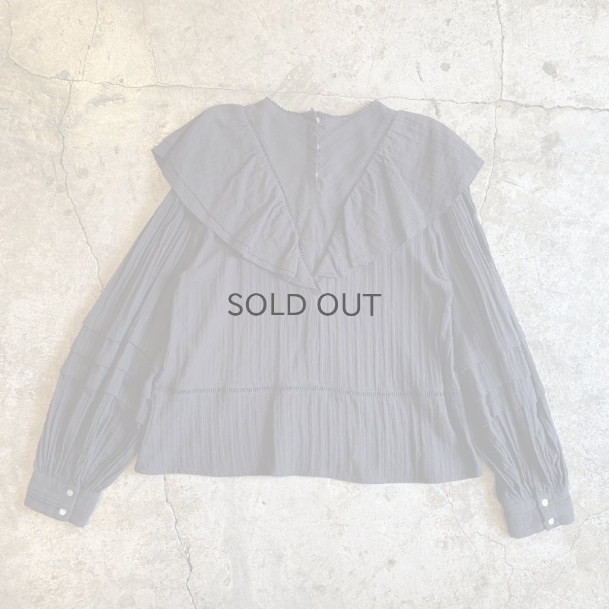 画像2: BLACK COLOR DESIGN VOLUME SLEEVE FRILL BLOUSE / Ladies M (2)