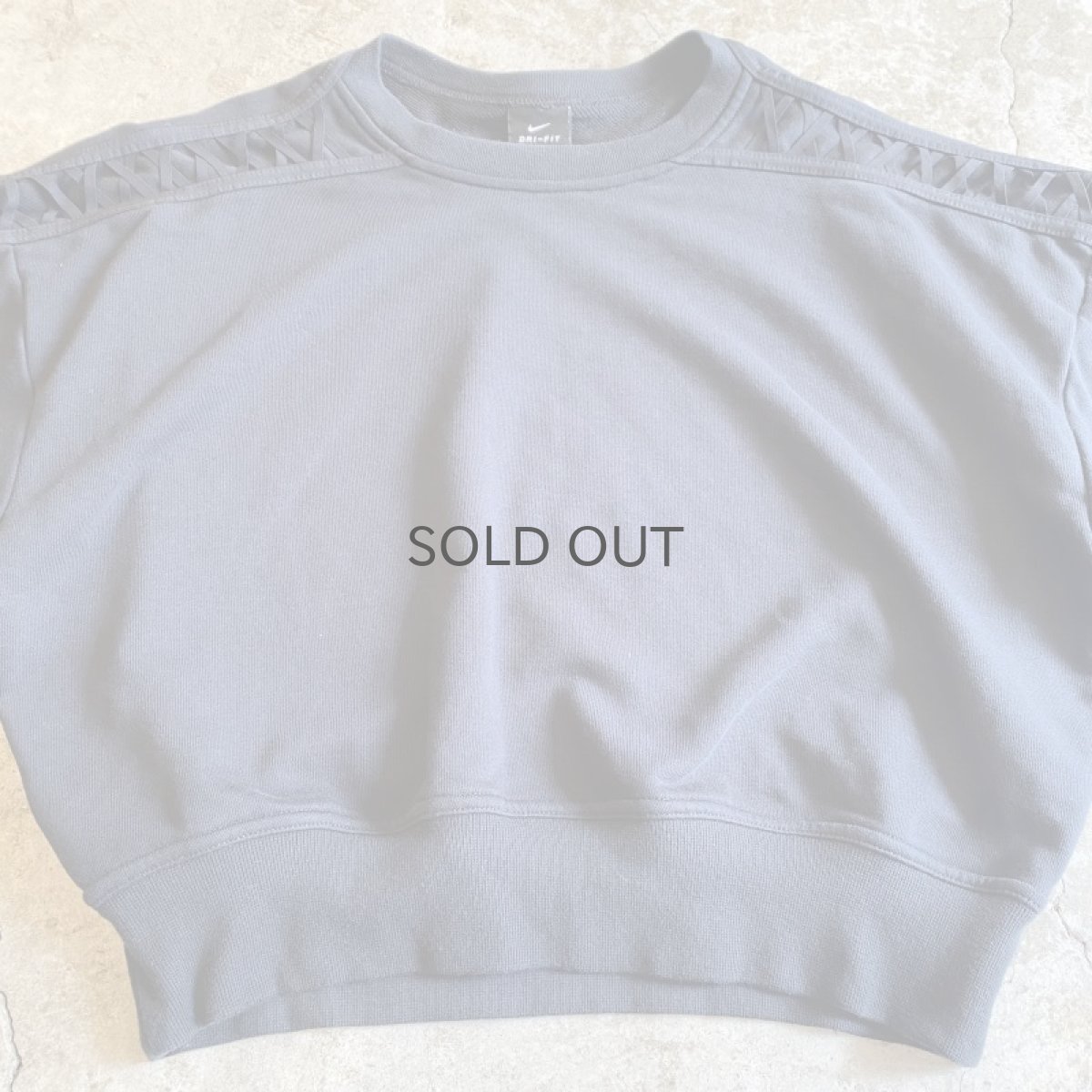 画像4: 【NIKE】SHOULDER CROSS DESIGN SHORT SWEAT / Ladies M  (4)