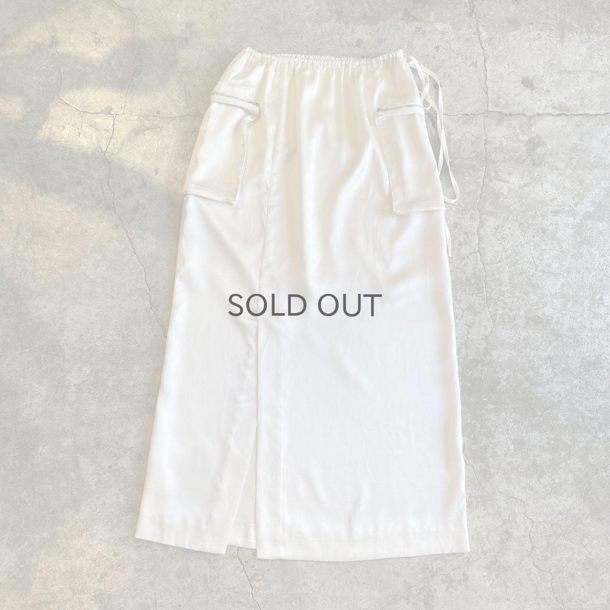 画像1: POCKET DESIGN SIDE SLIT SATIN SKIRT / FREE~W36 (1)