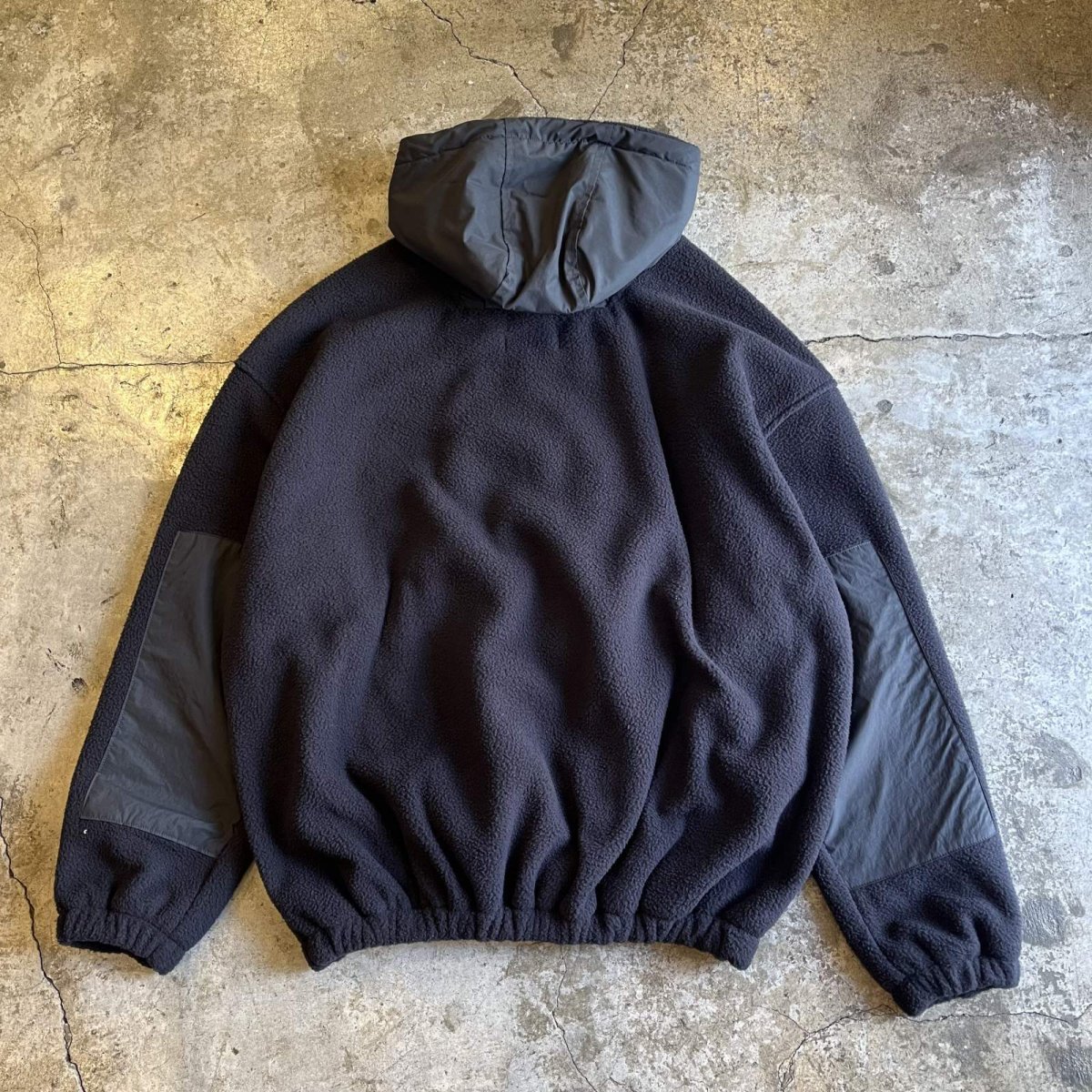 画像2: 【WONDERGROUND】NYLON ELBOW PATCH FLEECE SHORT ZIP ANORAK HOODIE / BLACK / OS (2)