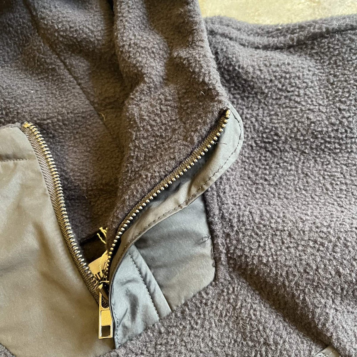 画像10: 【WONDERGROUND】NYLON ELBOW PATCH FLEECE SHORT ZIP ANORAK HOODIE / BLACK / OS (10)