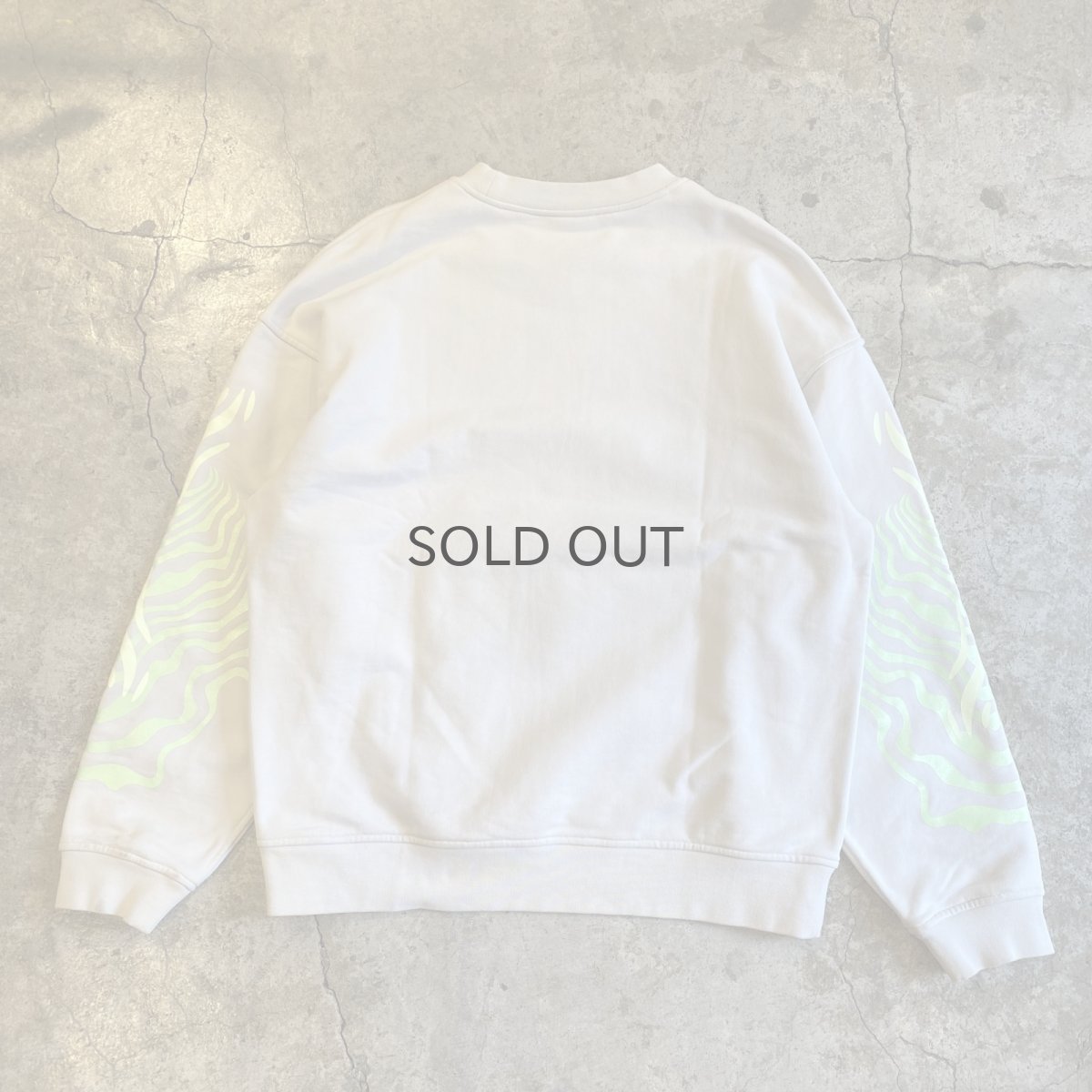 画像2: 【NIKE】FRONT POCKET SHOULDER PRINTED DESIGN L/S SWEAT / Ladies M(L)  (2)