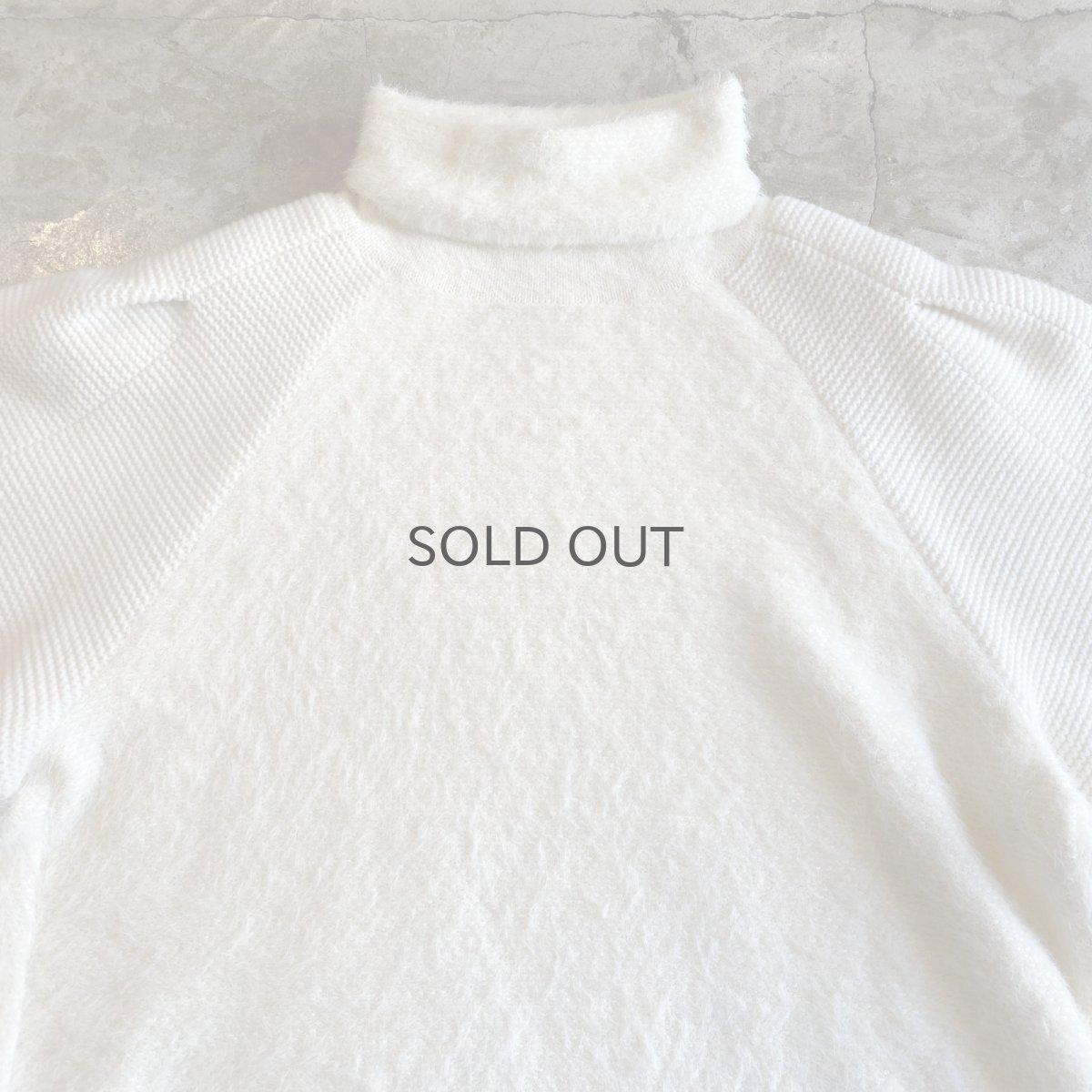 画像4: WHITE COLOR SHORT SHAGGY DESIGN SHOULDER KNIT TOPS / Ladies M (4)