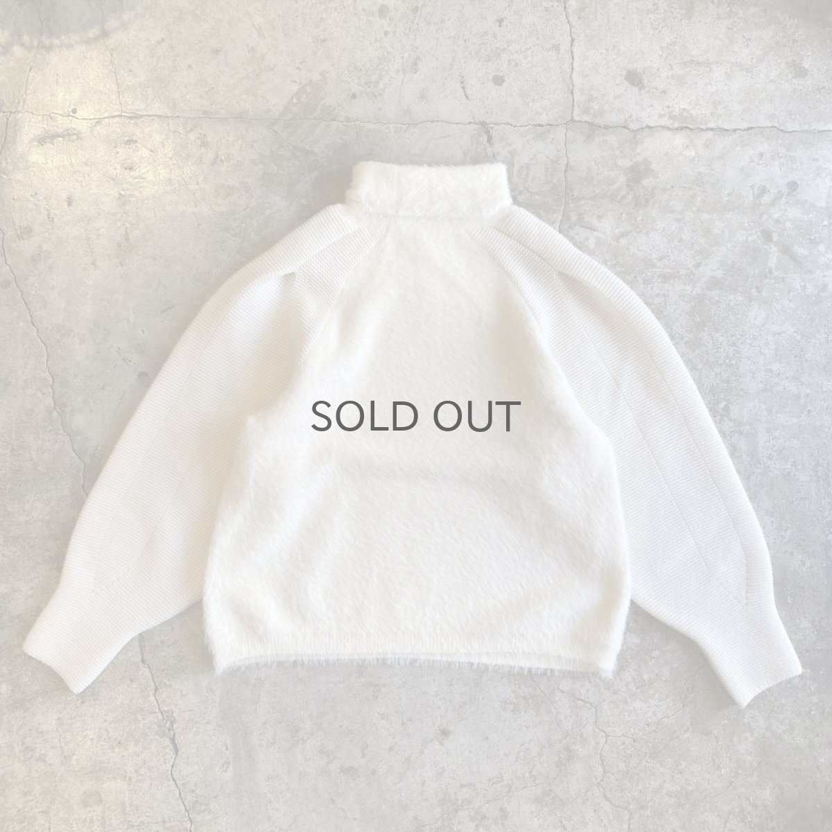 画像2: WHITE COLOR SHORT SHAGGY DESIGN SHOULDER KNIT TOPS / Ladies M (2)