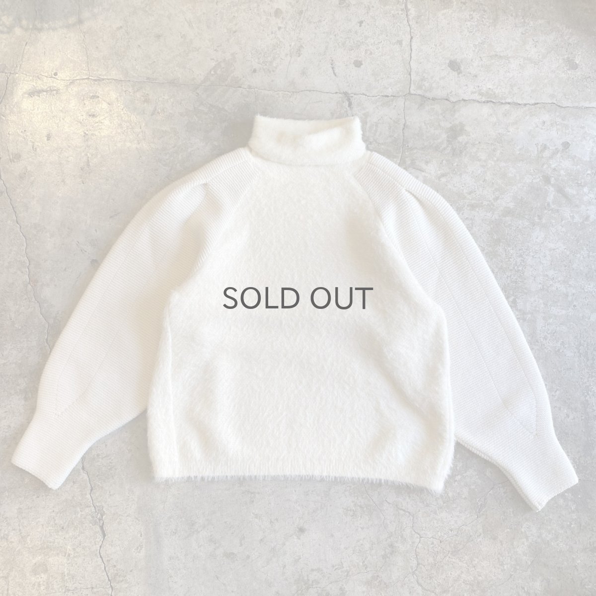 画像1: WHITE COLOR SHORT SHAGGY DESIGN SHOULDER KNIT TOPS / Ladies M (1)