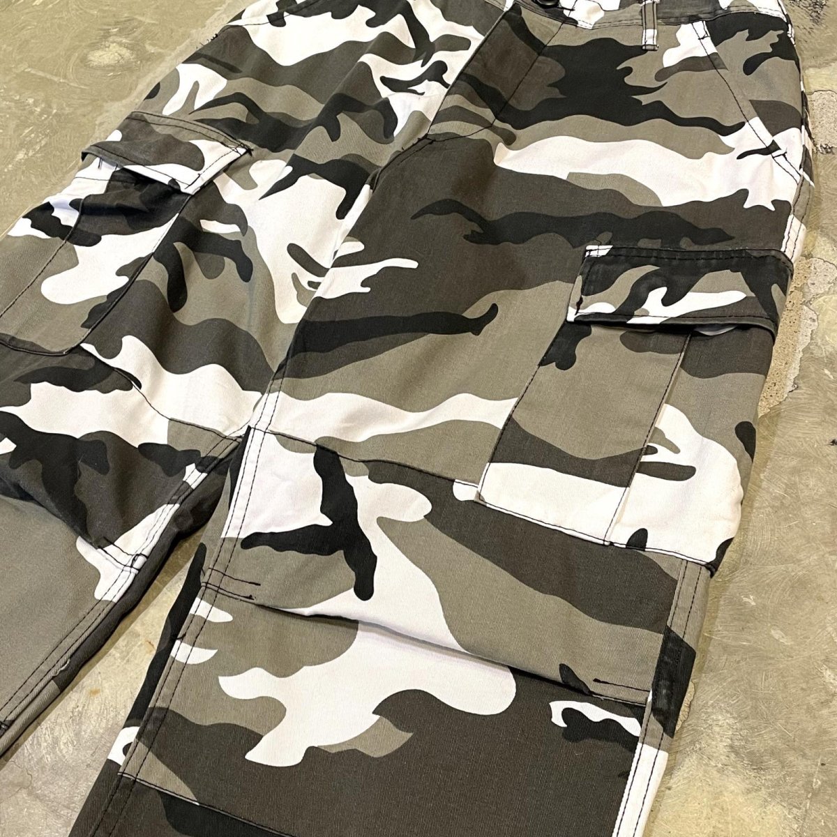 画像4: ALL OVER MONOCHROME CAMOUFLAGE PATTERN CARGO PANTS / W30 (4)