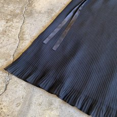 画像4: BLACK COLOR ONE WAY PLEATS DESIGN SHEER SKIRT / W26 (4)