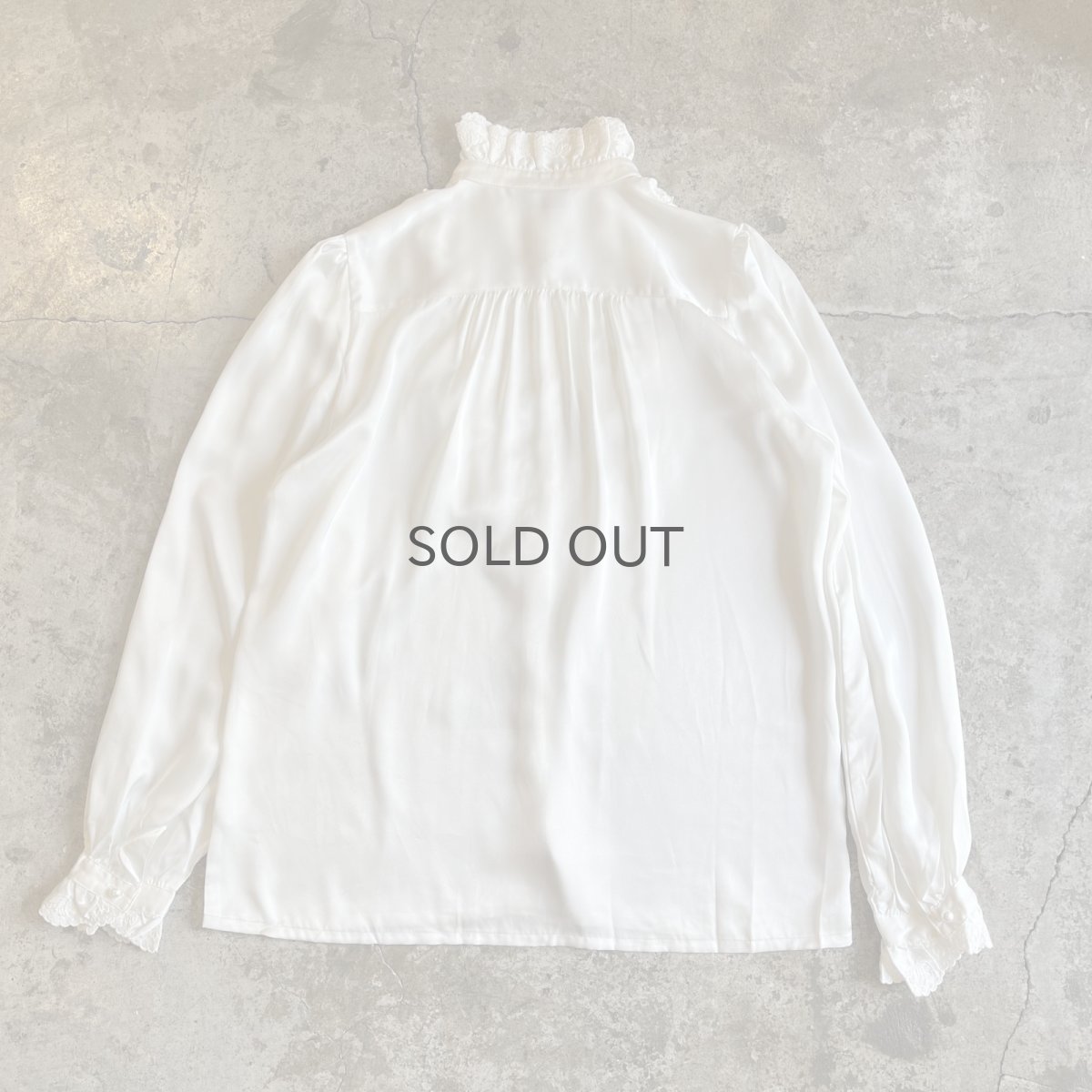 画像2: FLOWER EMBROIDERY TIERED FRILL DESIGN BLOUSE / Ladies M (2)