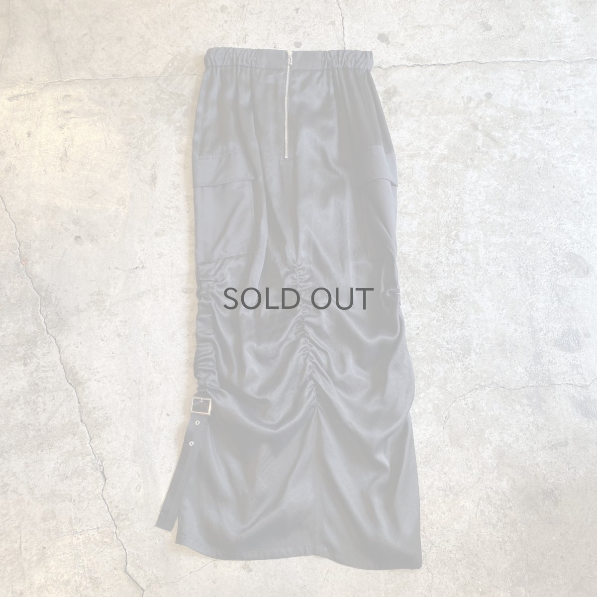 画像2: LUSTER BLACK COLOR DESIGN FRONT DRAW CORD SLIT SKIRT / FREE~W29 (2)