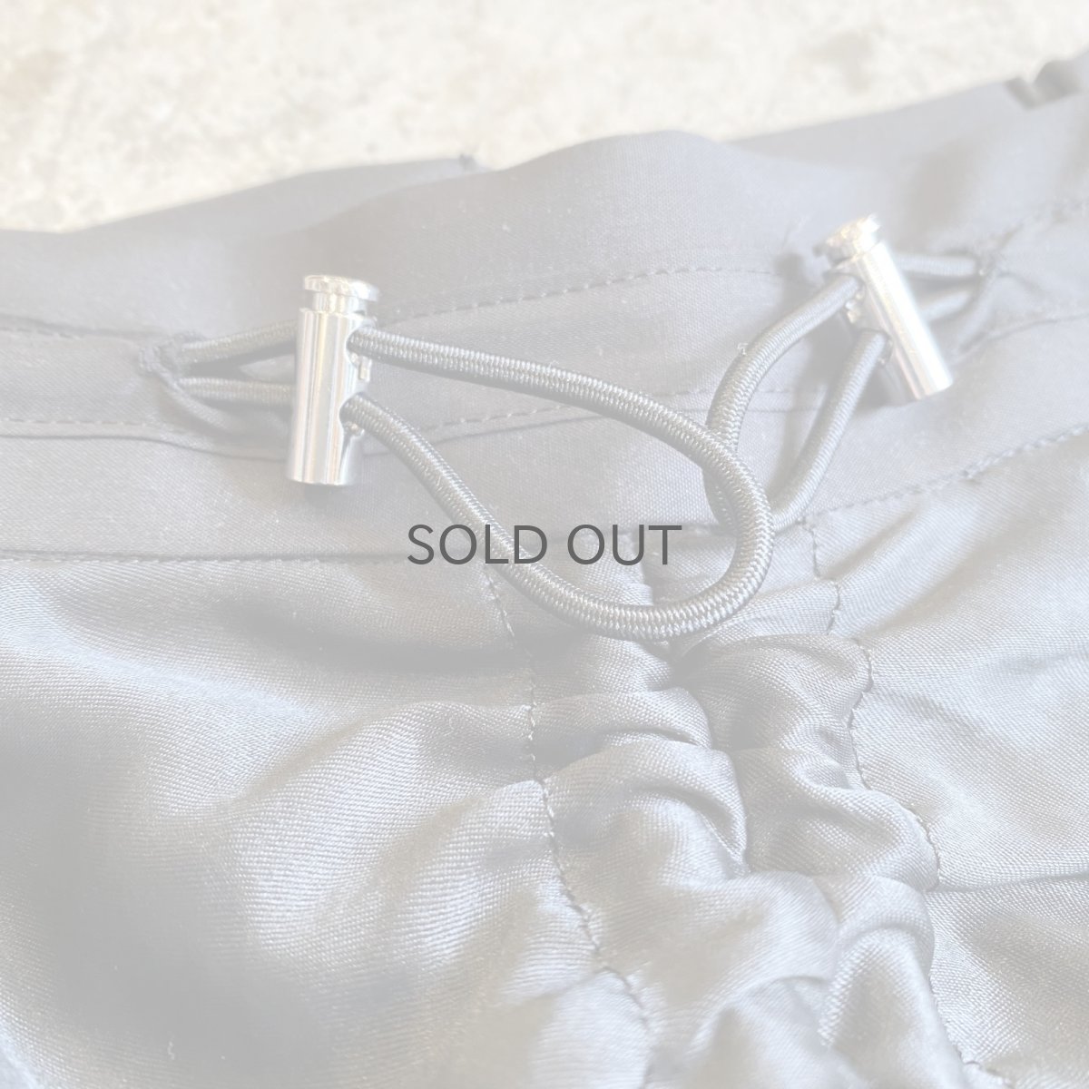 画像5: LUSTER BLACK COLOR DESIGN FRONT DRAW CORD SLIT SKIRT / FREE~W29 (5)