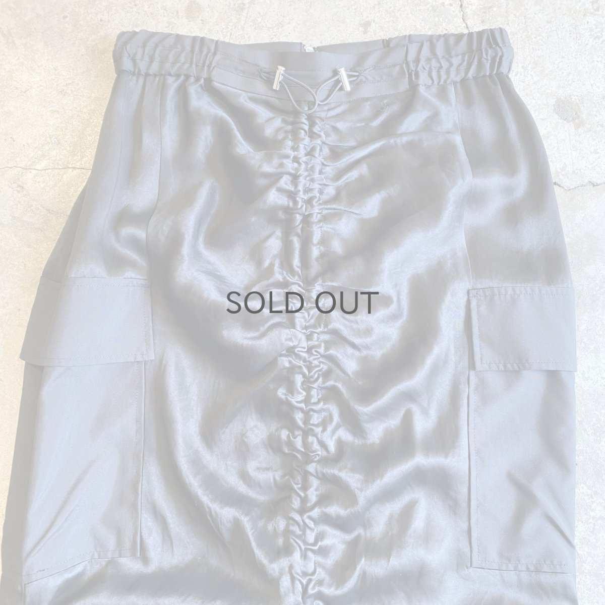 画像4: LUSTER BLACK COLOR DESIGN FRONT DRAW CORD SLIT SKIRT / FREE~W29 (4)