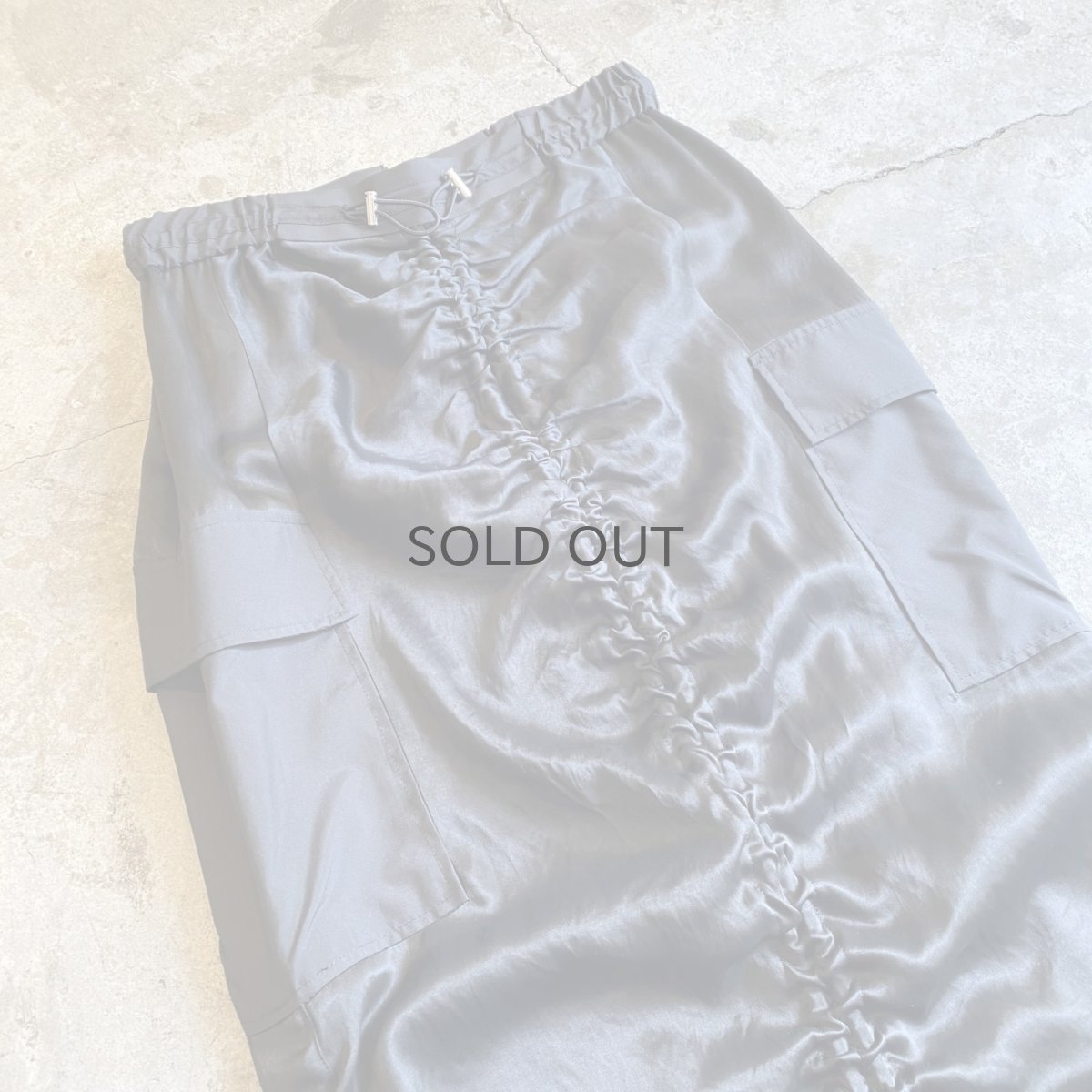 画像3: LUSTER BLACK COLOR DESIGN FRONT DRAW CORD SLIT SKIRT / FREE~W29 (3)