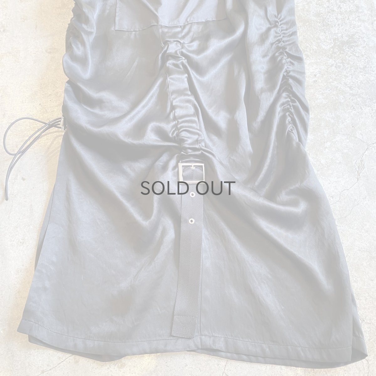 画像9: LUSTER BLACK COLOR DESIGN FRONT DRAW CORD SLIT SKIRT / FREE~W29 (9)