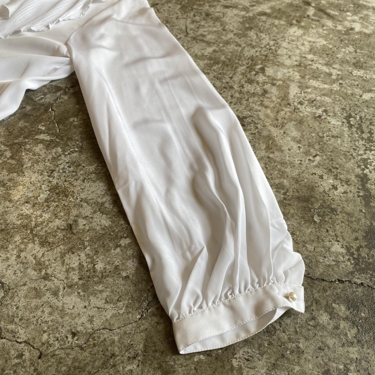 画像8: STAND COLLAR FRONT FRILL DESIGN SATIN BLOUSE / Ladies M (8)