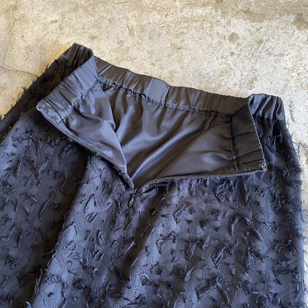 画像11: BLACK COLOR SHORT FRINGE LAYERED DESIGN BACK SLIT SKIRT / W25~W31 (11)