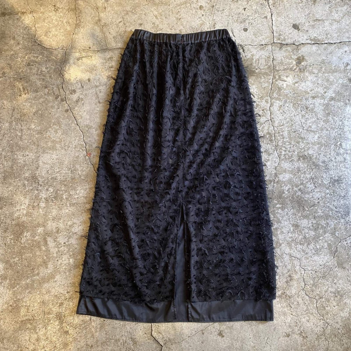 画像2: BLACK COLOR SHORT FRINGE LAYERED DESIGN BACK SLIT SKIRT / W25~W31 (2)