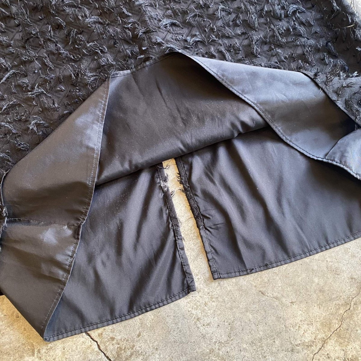 画像8: BLACK COLOR SHORT FRINGE LAYERED DESIGN BACK SLIT SKIRT / W25~W31 (8)