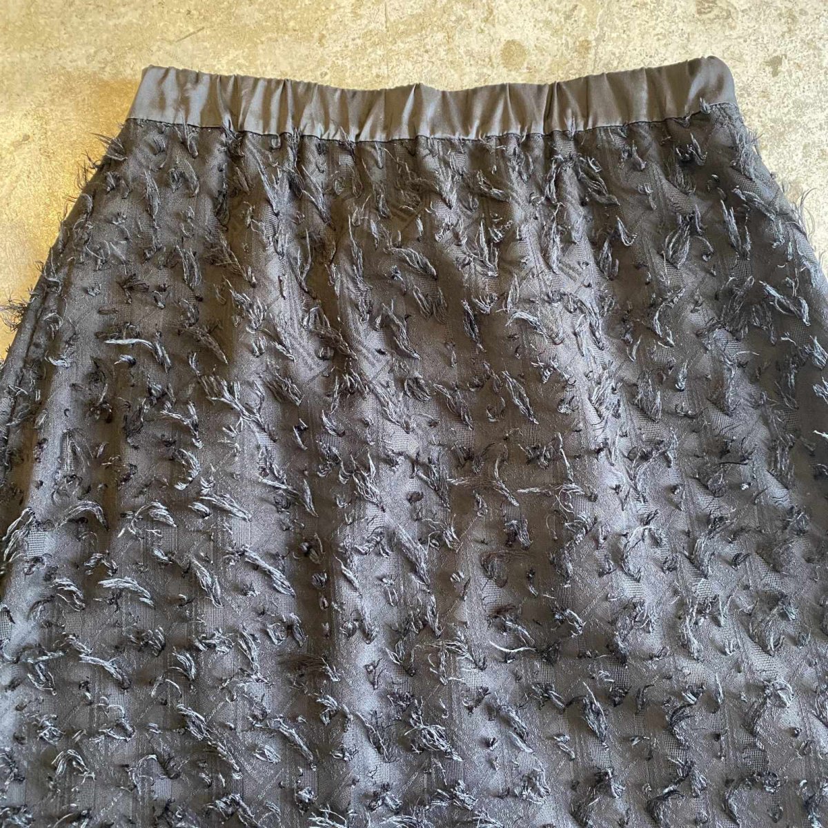 画像4: BLACK COLOR SHORT FRINGE LAYERED DESIGN BACK SLIT SKIRT / W25~W31 (4)