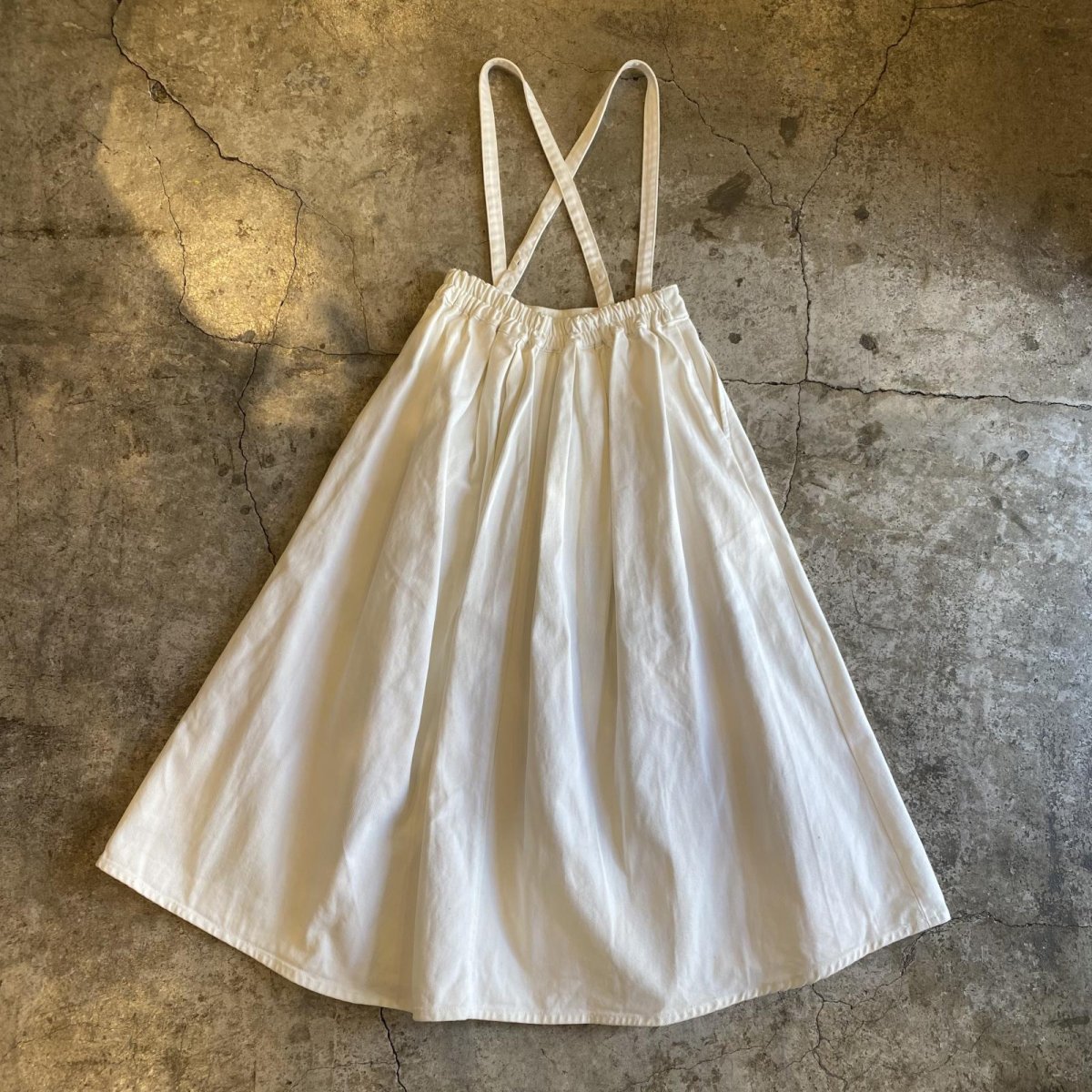 画像2: 2WAY SUSPENDER DESIGN WHITE DENIM FLARE SKIRT / W25~W30 (2)