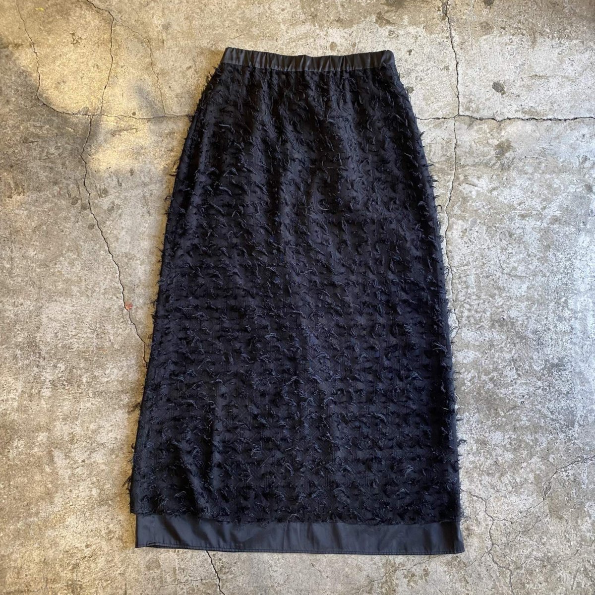 画像1: BLACK COLOR SHORT FRINGE LAYERED DESIGN BACK SLIT SKIRT / W25~W31 (1)