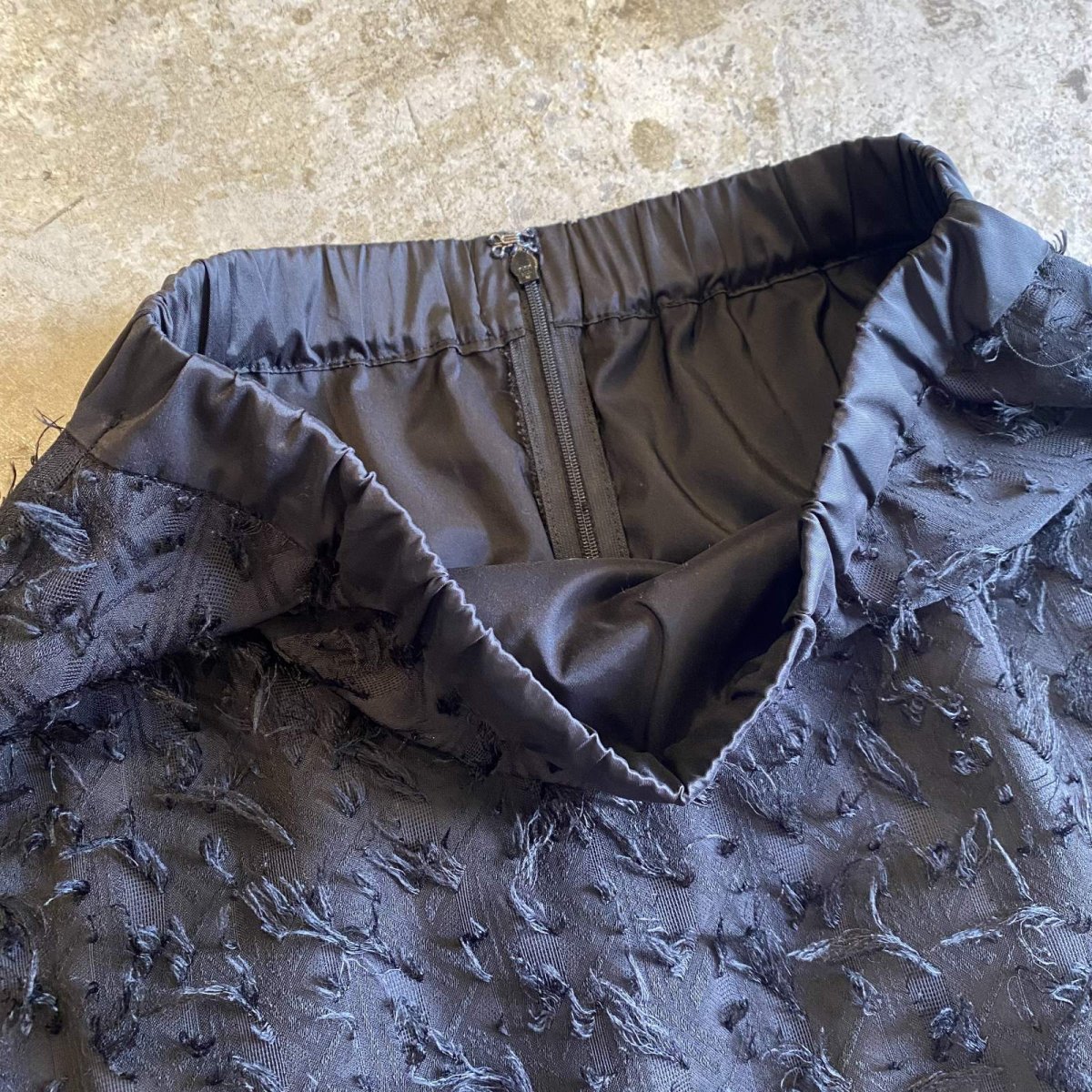 画像9: BLACK COLOR SHORT FRINGE LAYERED DESIGN BACK SLIT SKIRT / W25~W31 (9)