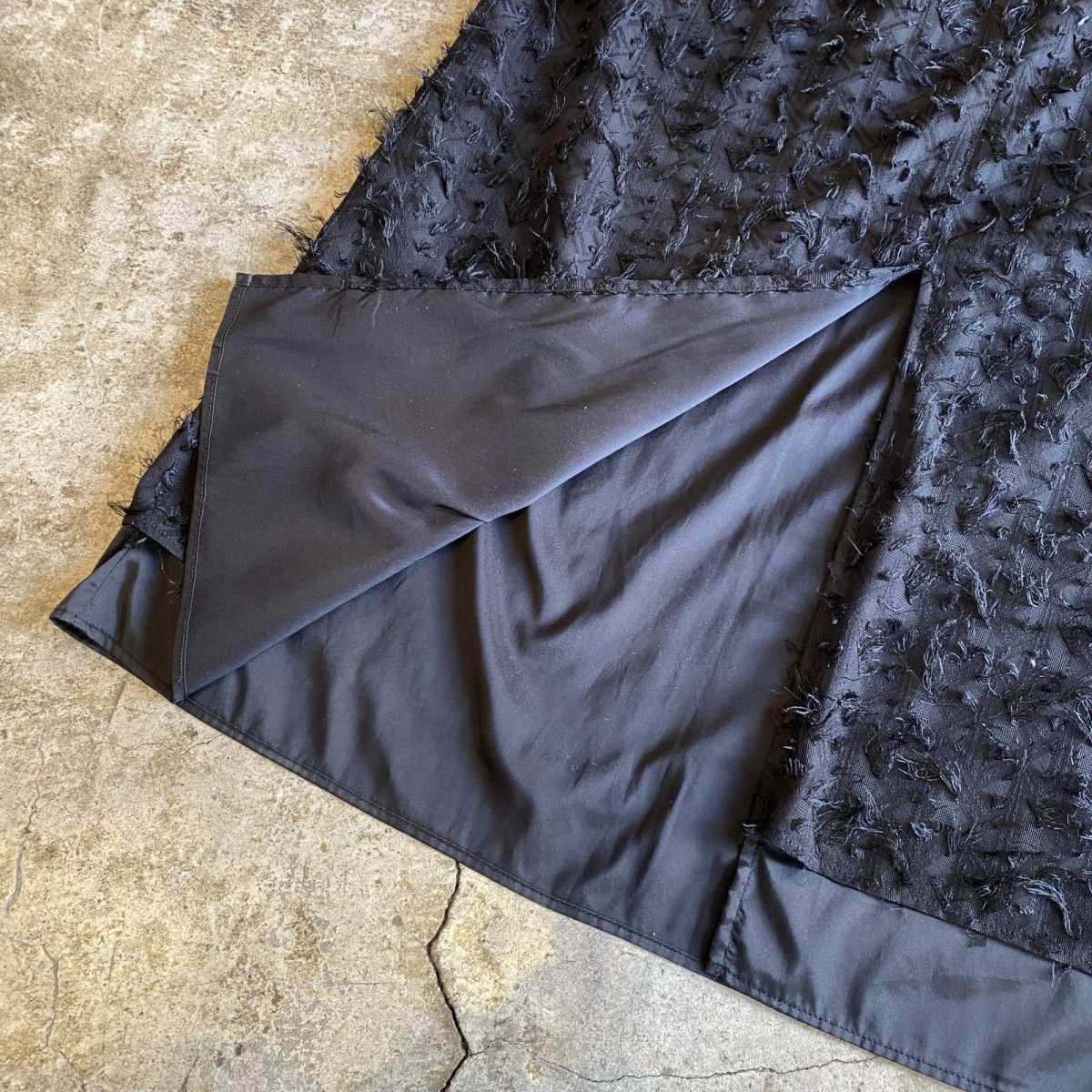 画像10: BLACK COLOR SHORT FRINGE LAYERED DESIGN BACK SLIT SKIRT / W25~W31 (10)
