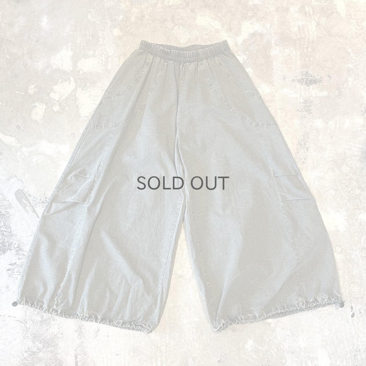 画像1: KNEE TUCK SUPER WIDE SILHOUETTE PANTS / W26~FREE (1)