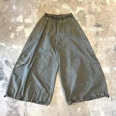画像1: KNEE TUCK SUPER WIDE SILHOUETTE PANTS / W26~FREE (1)