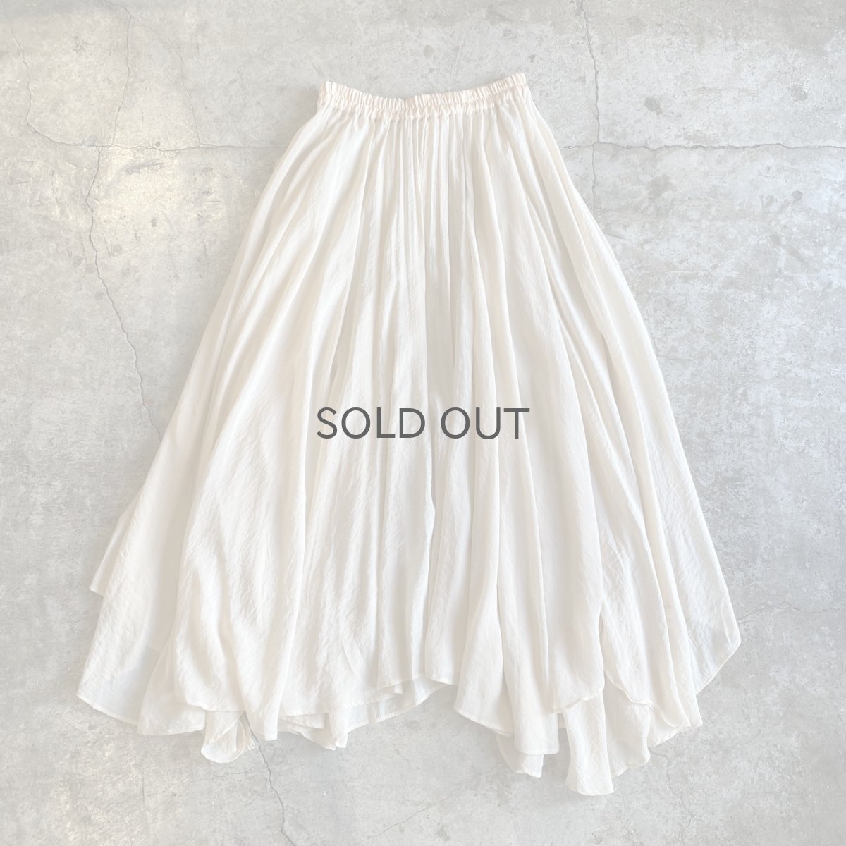 画像2: ASYMMETRY DESIGN SLIT LUSTER SKIRT / W24~W33 (2)