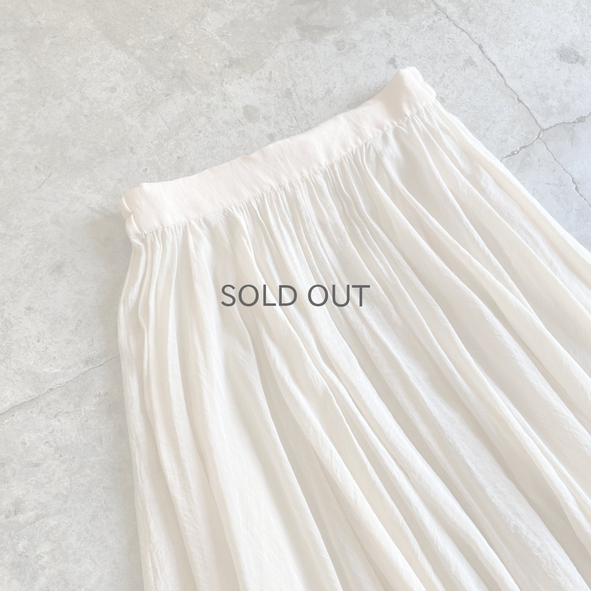 画像3: ASYMMETRY DESIGN SLIT LUSTER SKIRT / W24~W33 (3)