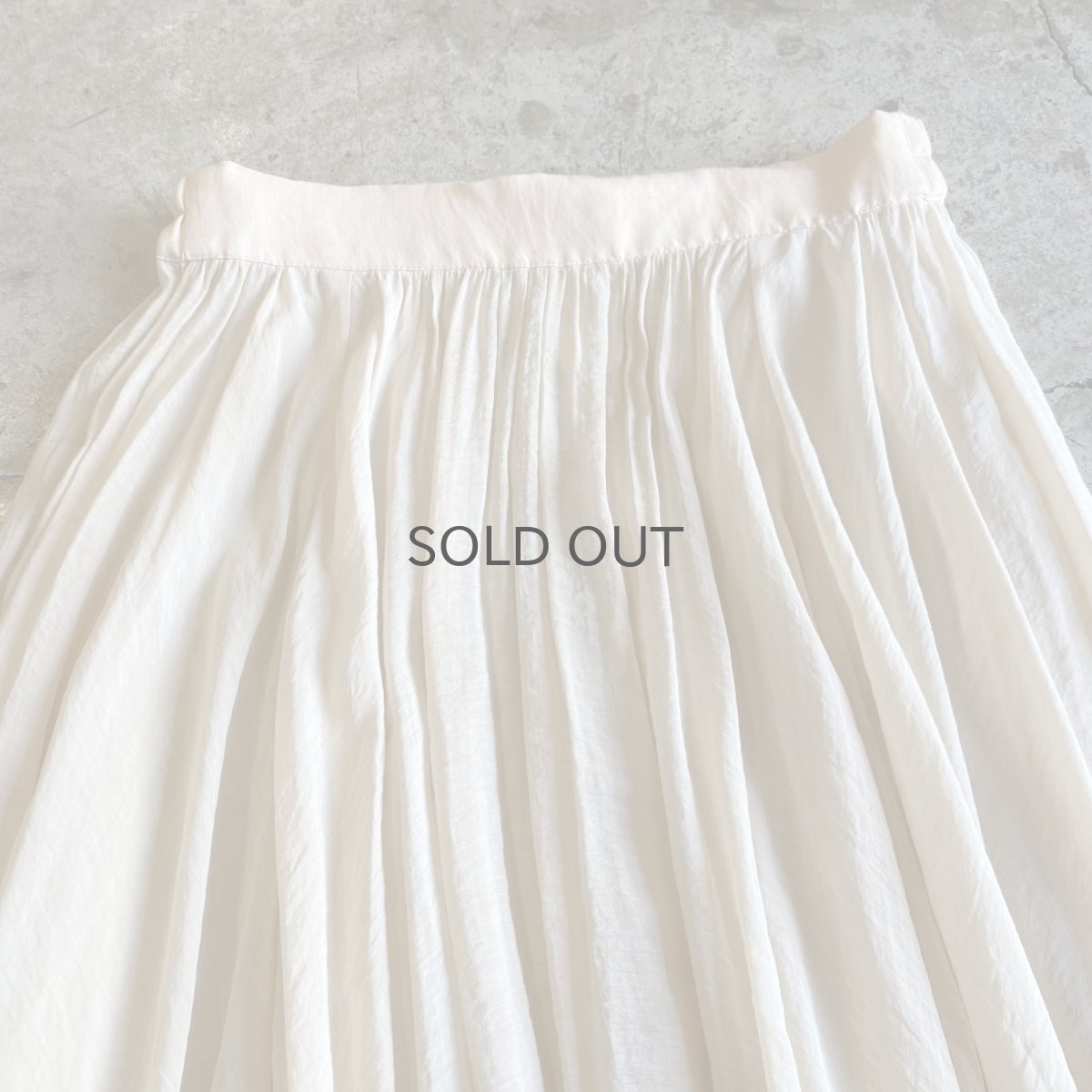 画像4: ASYMMETRY DESIGN SLIT LUSTER SKIRT / W24~W33 (4)