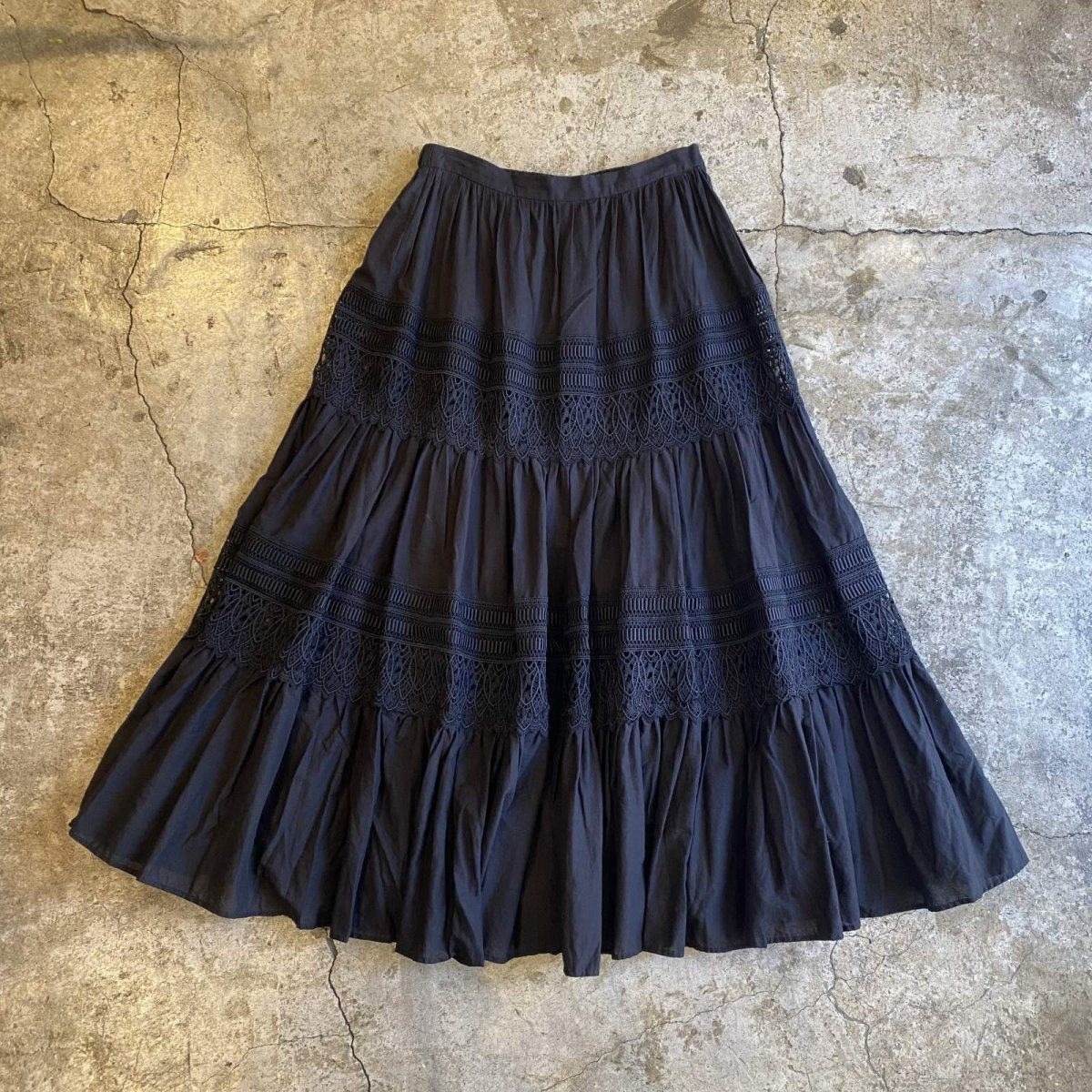 画像1: BLACK COLOR DESIGN TIERED LACE FLARE SKIRT / W25~W29 (1)