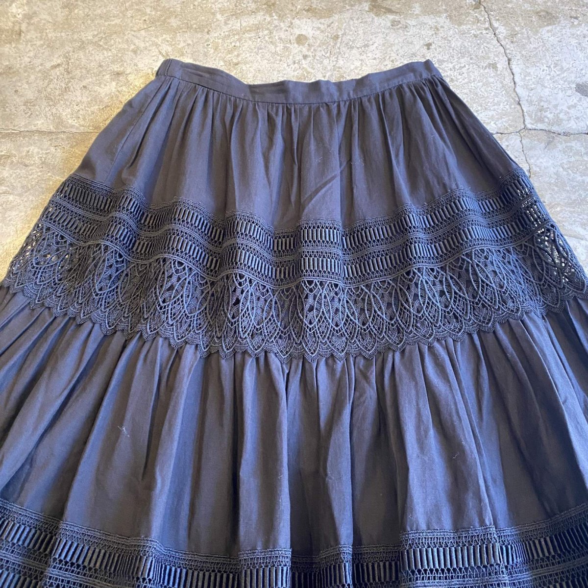 画像4: BLACK COLOR DESIGN TIERED LACE FLARE SKIRT / W25~W29 (4)