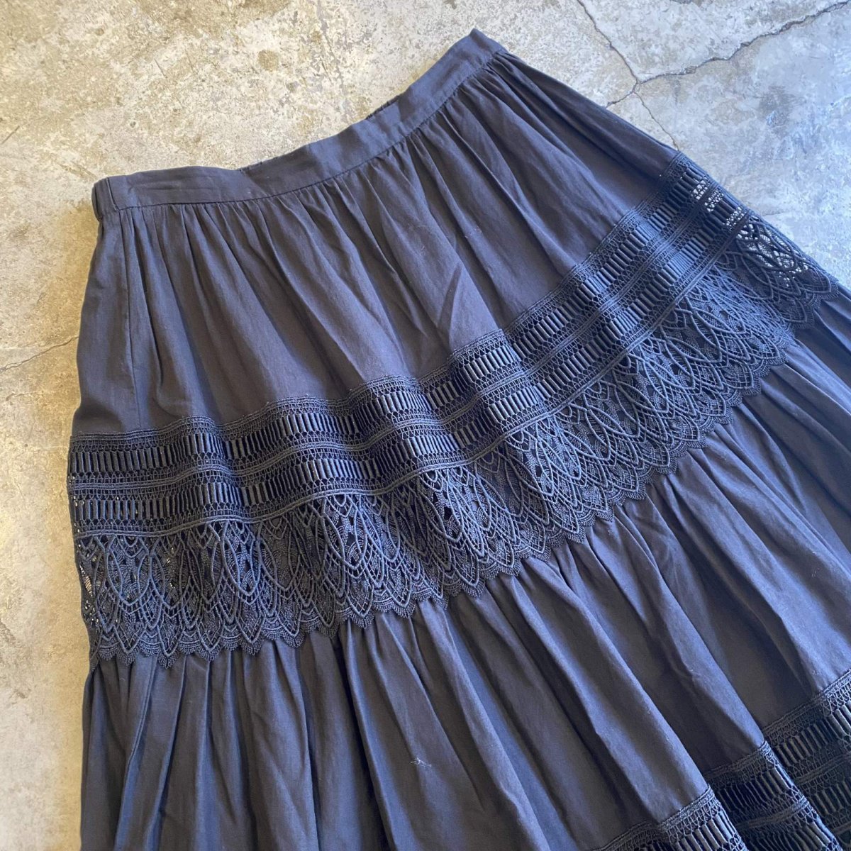 画像3: BLACK COLOR DESIGN TIERED LACE FLARE SKIRT / W25~W29 (3)